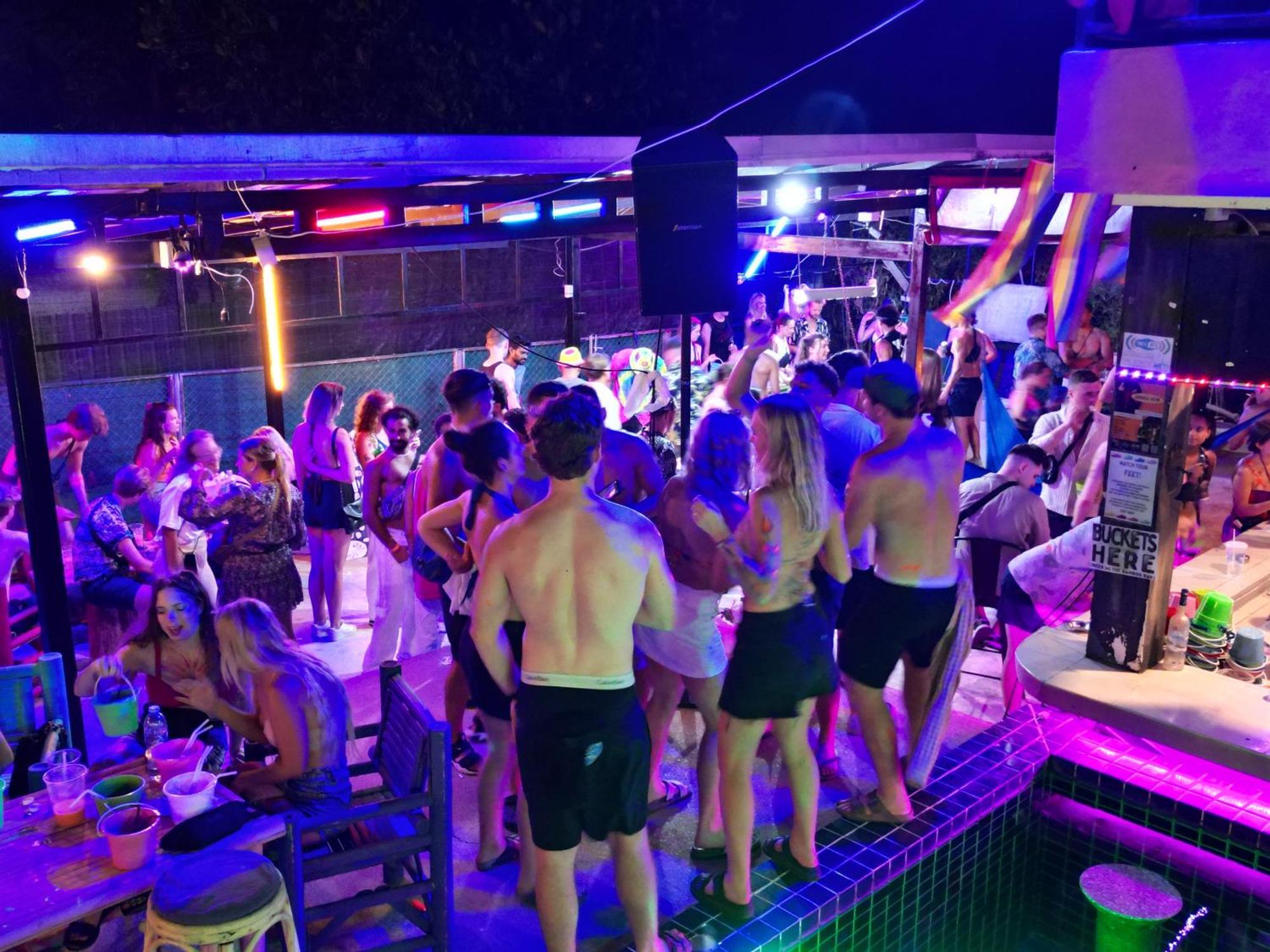 אכסניה Wet! A Pool Party By Wild & Wandering *